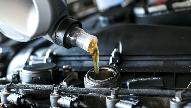 Wlewanie oleju do silnika